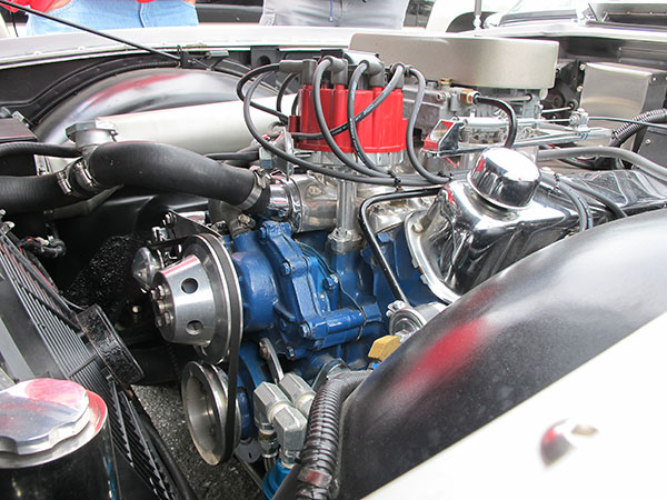 Speedway Motors HEI-style distributor. MSD Street Fire spark plug wires.